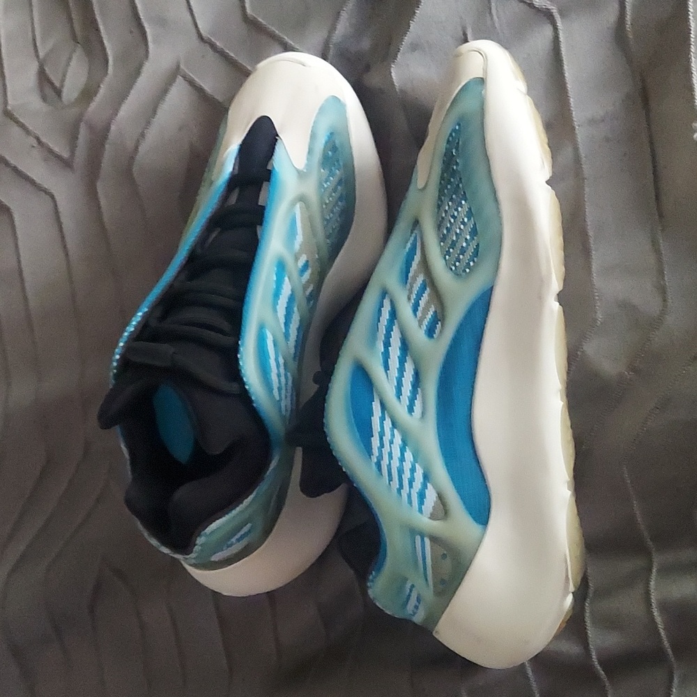 AUTH Adidas YEEZY Boost 700 v3 Arzareth G54850